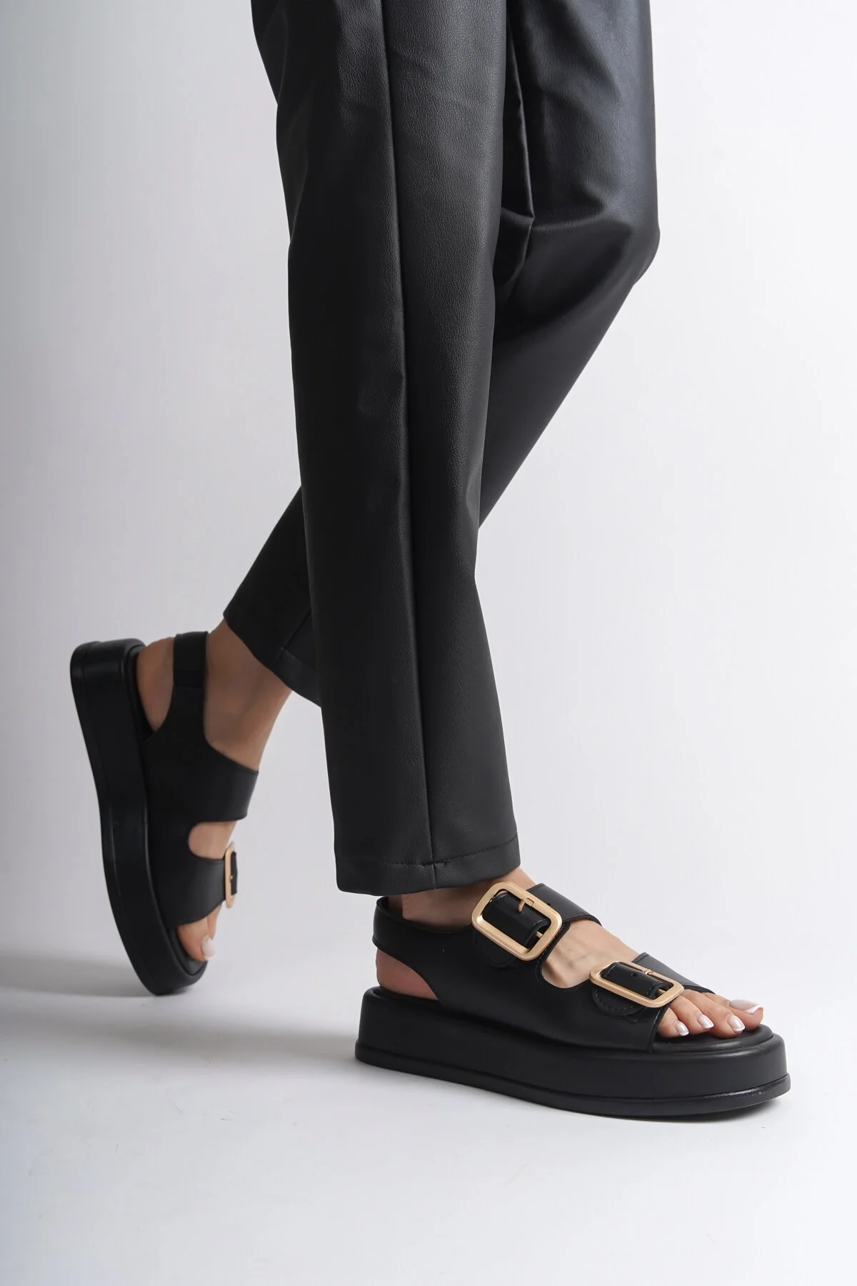 Capone Outfitters  Damensandalen mit Keilabsatz und doppelter Riemenschnalle