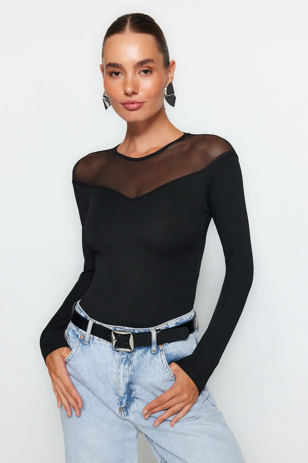 Trendyol Collection  Schwarzer, schmaler, aufsteckbarer Body aus geripptem Stretch-Strick mit Tülldetail und Herzkragen TWOAW24BD00019