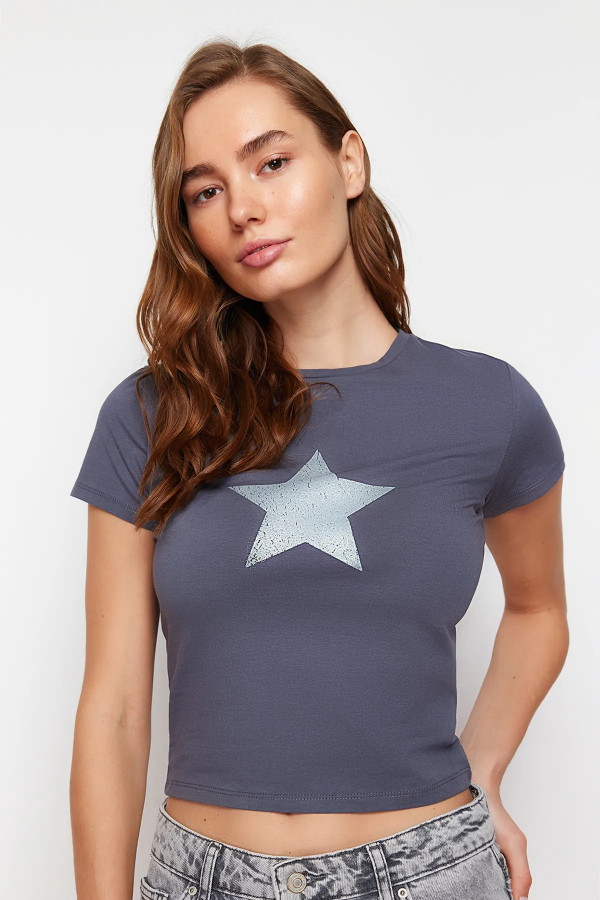 Trendyol Collection  Anthrazitfarbenes, tailliertes/kurzes, flexibles Strick-T-Shirt aus Baumwolle mit Antik-Effekt und Aufdruck TWOSS24TS00031