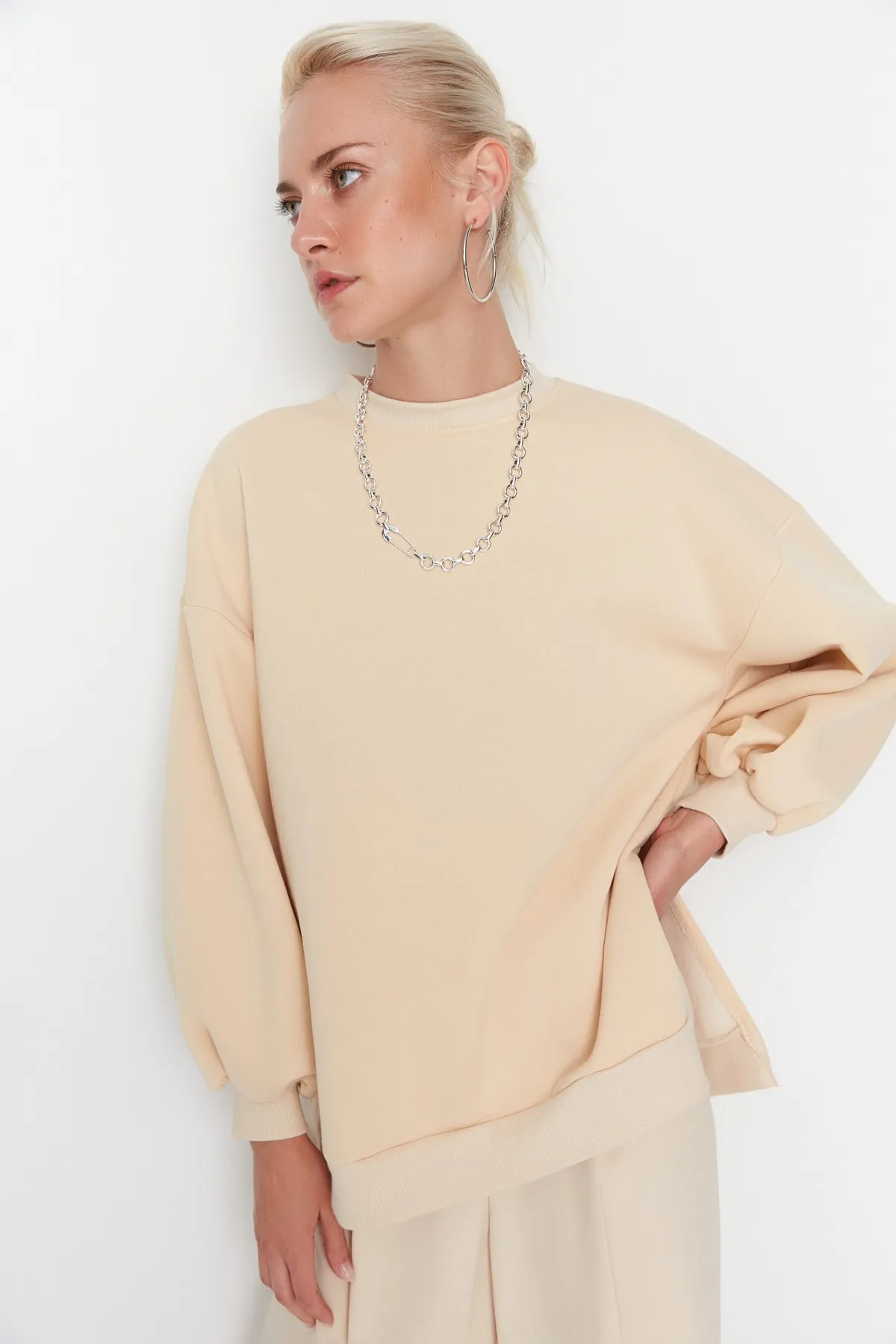 Trendyol Collection  Beiges Oversize/Wide Fit Strick-Sweatshirt mit Schlitzdetail innen aus dickem Fleece TWOAW23SW00195