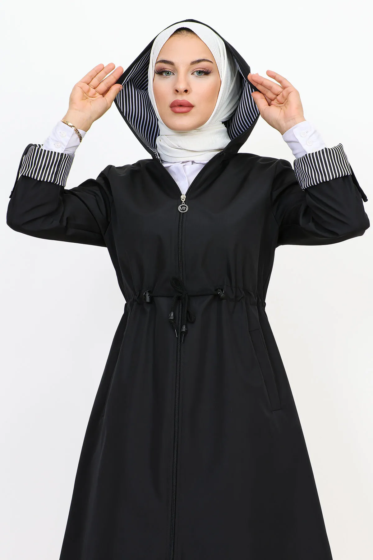 Tesettür Dünyası  Gefütterter Trenchcoat mit Kapuze TSD231110 Schwarz