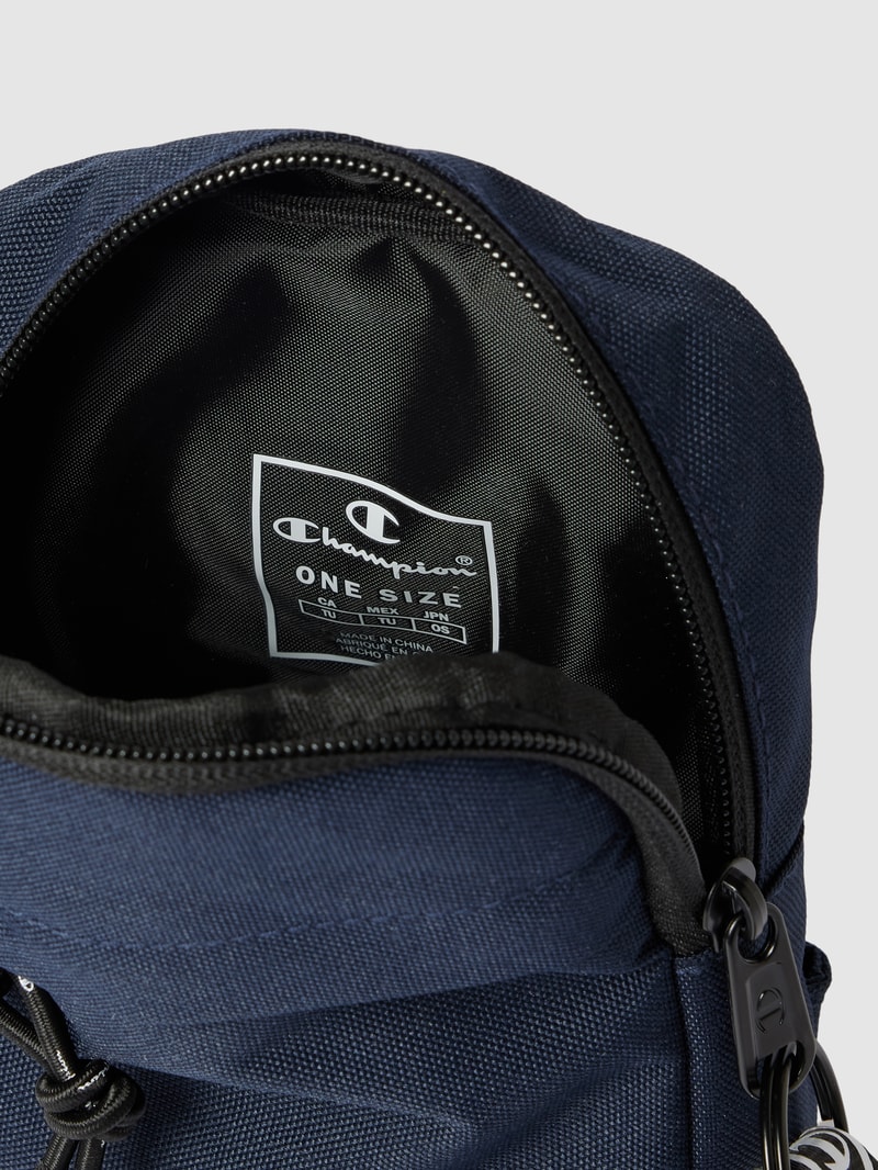 Umhängetasche mit Label-Patch in marineblau