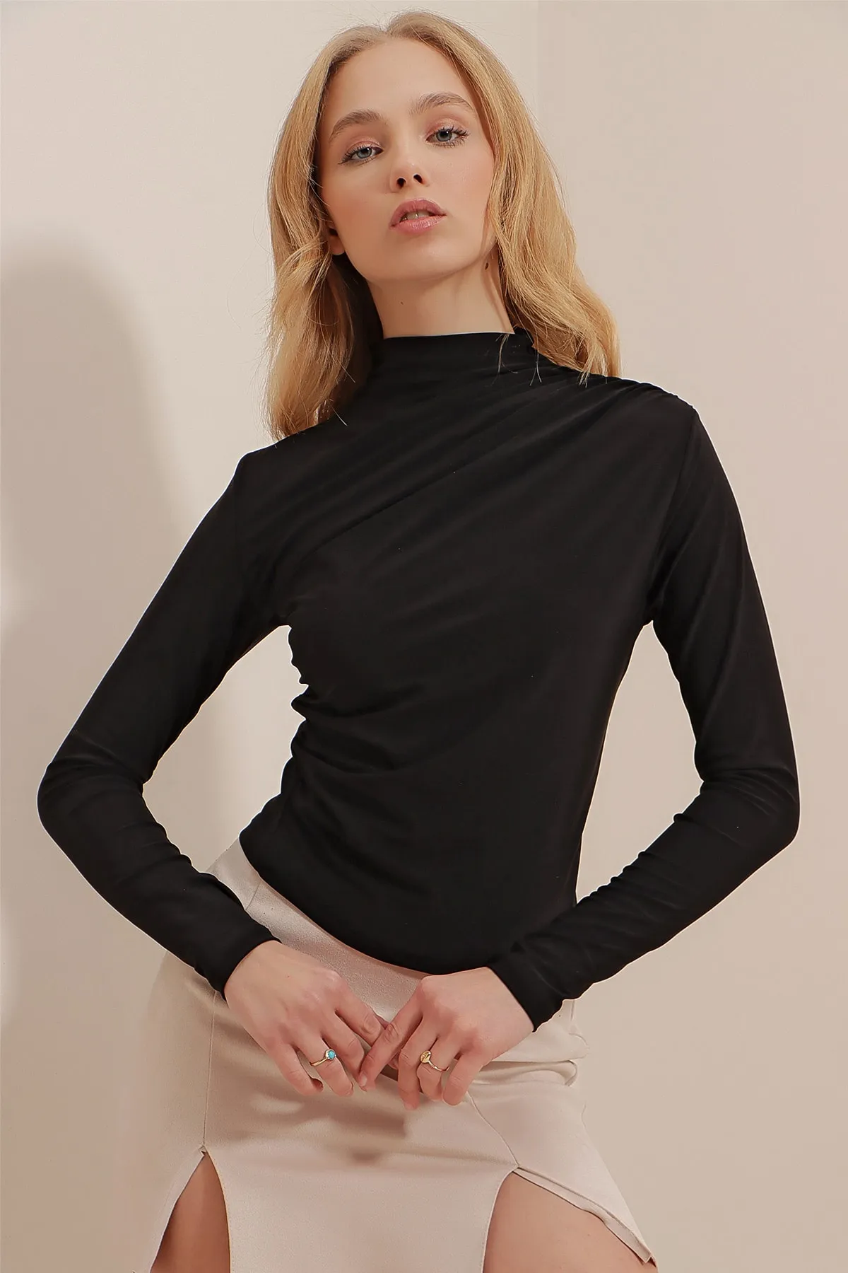 Trend Alaçatı Stili  Schwarze Damen-Bluse mit hohem Kragen, drapierter Schulter und Sandy-Crop-Bluse ALC-X9554
