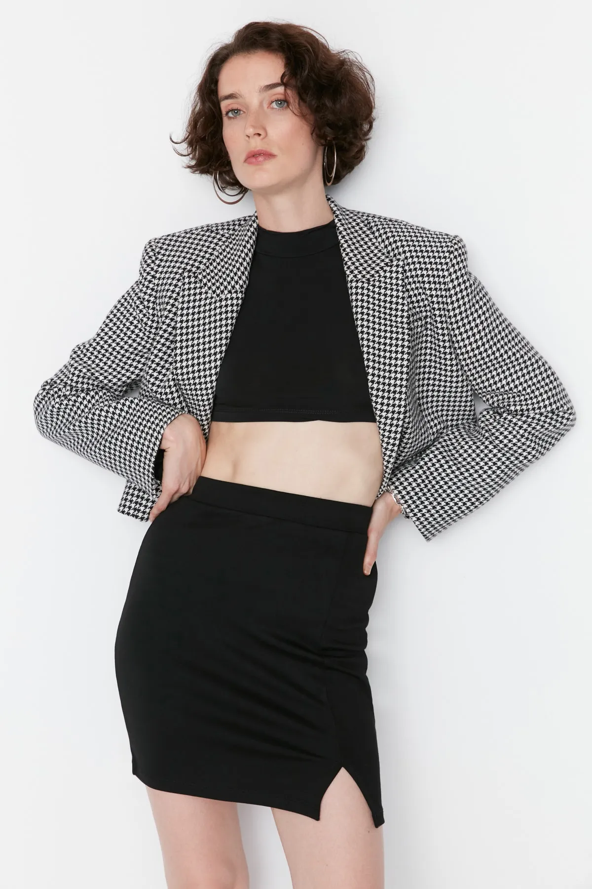 Trendyol Collection  Schwarzer Minirock mit normaler Taille und Schlitzdetail, dehnbar, aus Strick TWOAW21ET0660
