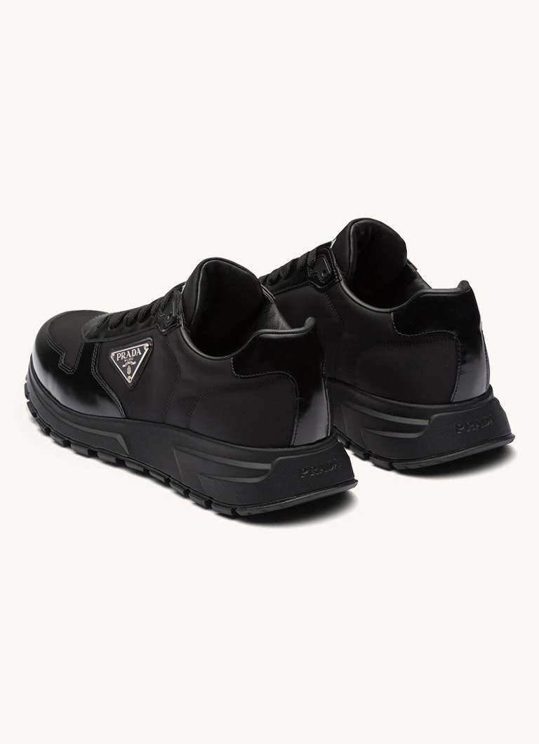 Prada Re-Nylon -lenkkarit nahkayksityiskohdilla ja logolla