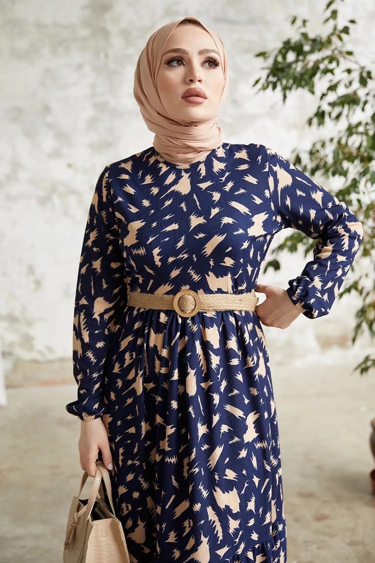 InStyle  Rena Kleid mit Strohgürtelmuster – Marineblau