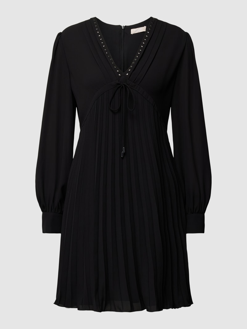 Knielanges Kleid mit Plisseefalten in schwarz