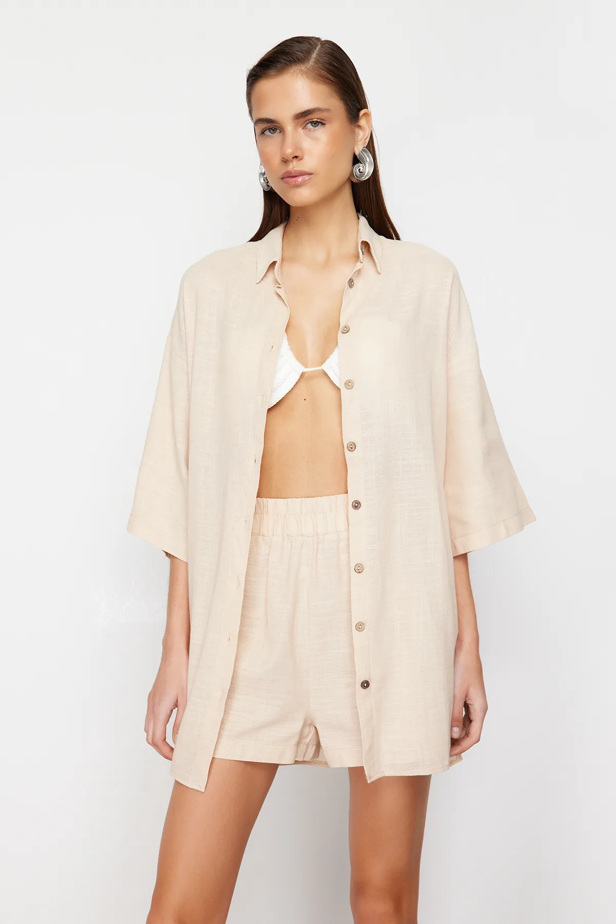 Trendyol Collection  Beigefarbenes Hemd-Shorts-Set aus gewebtem Leinengemisch TBESS24AU00042