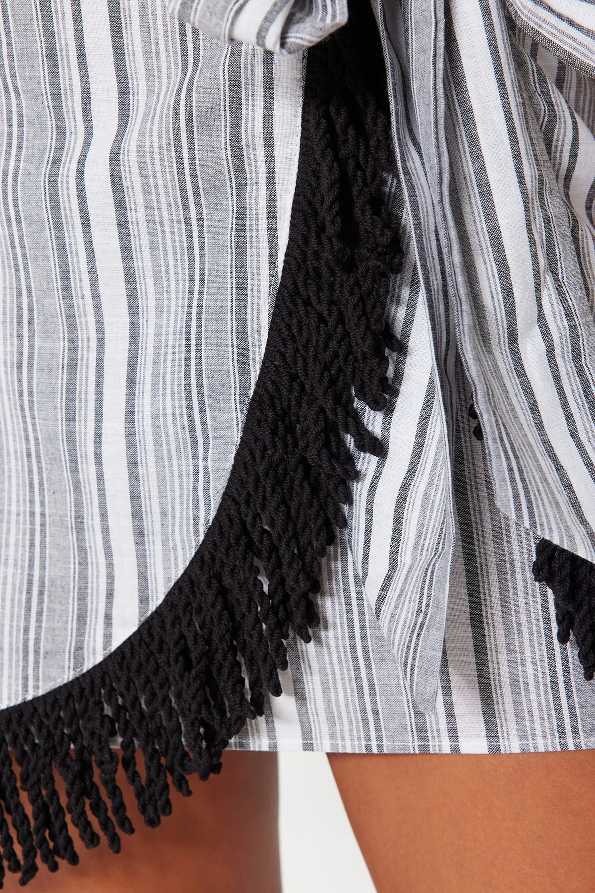 Trendyol Collection  Gestreiftes, gewebtes Quasten-Blusen-Rock-Set aus 100 % Baumwolle TBESS23AU00080