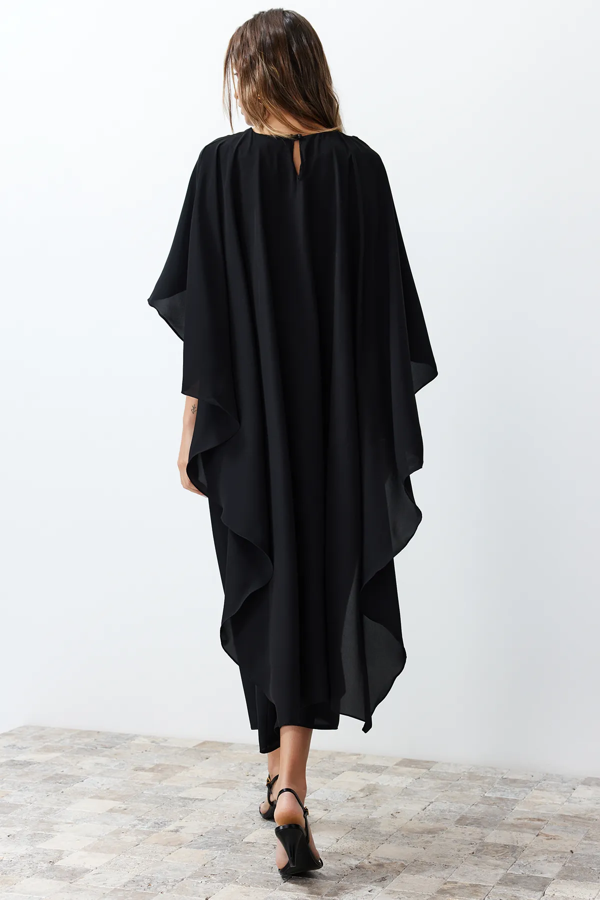 Trendyol Modest  Schwarzes, stilvolles, gewebtes Abendkleid mit Cape-Gürtel und Detail TCTSS24DB00003