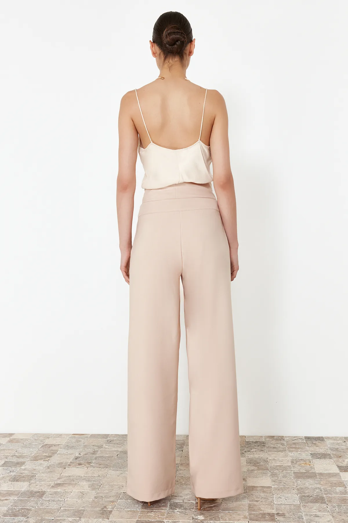 Trendyol Collection  Gewebte Hose mit Korsettdetail in Stein TPRSS23PL00033