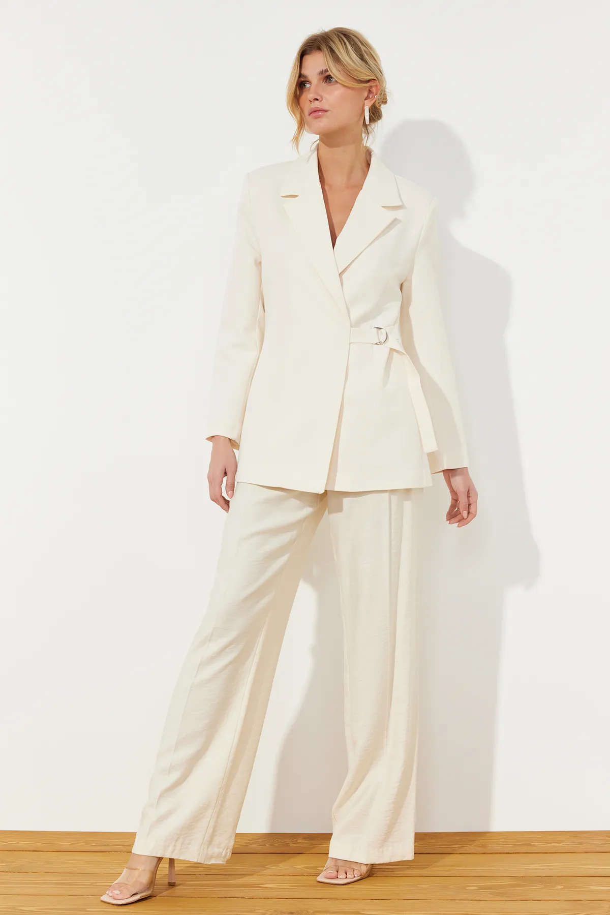 Trendyol Collection  Stone Woven Accessoire Detaillierte reguläre Blazerjacke TWOSS24BC00012