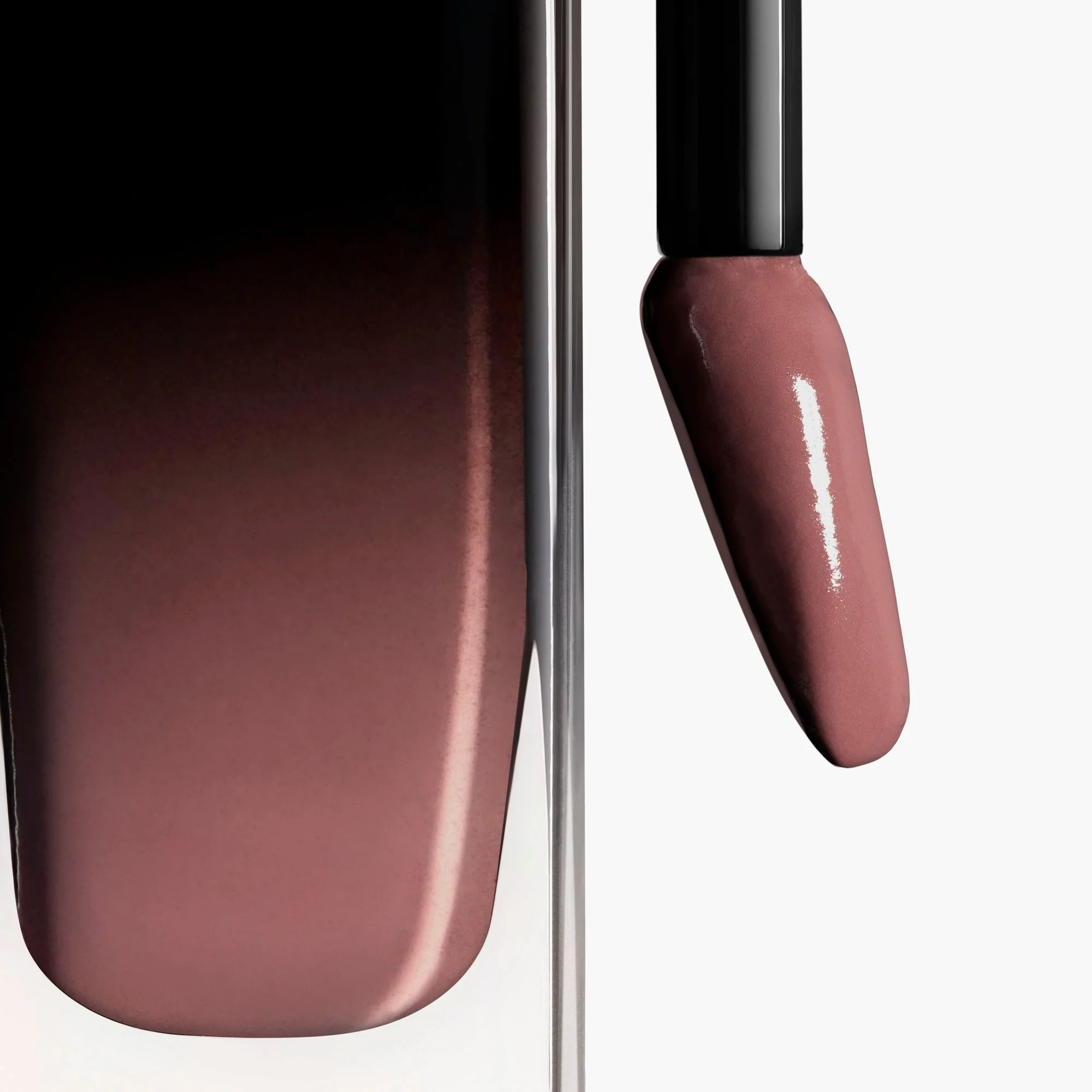 ROUGE ALLURE LAQUE - LE ROUGE À LÈVRES FLUIDE BRILLANT À LA TENUE EXTRÊME
