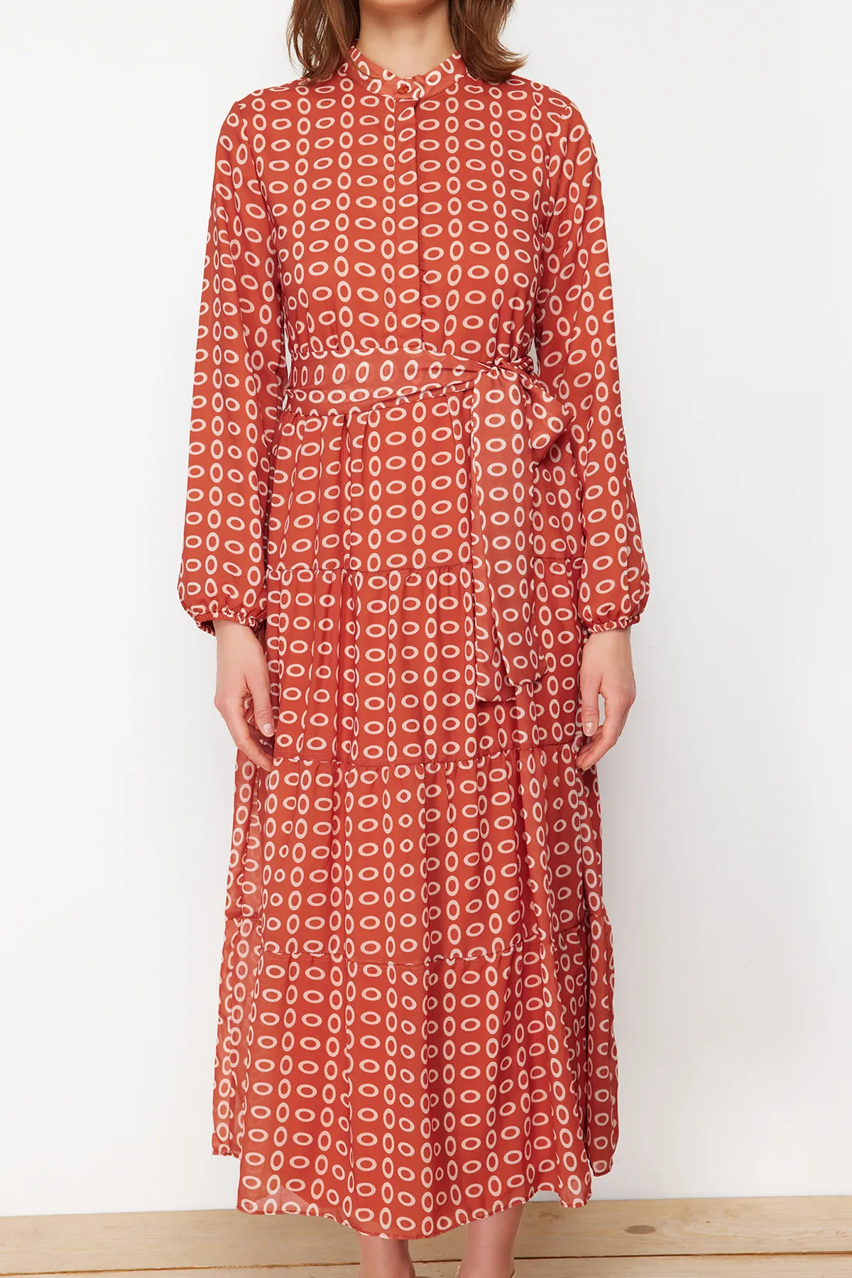 Trendyol Modest  Kleid aus gewebtem Chiffon mit geometrischem Muster und Gürtel, Stehkragen und Futter TCTSS21EL3346