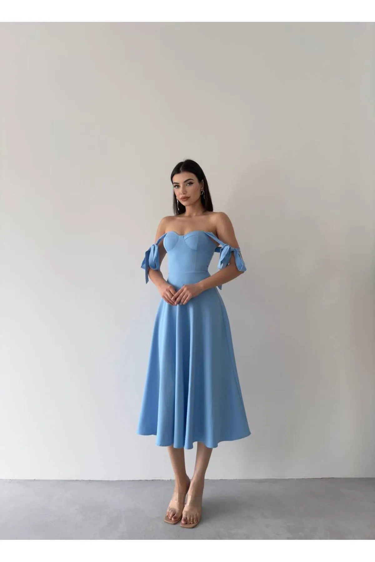 SONREİR  MIDIKLEID MIT HOSENTRÄGERBINDUNG UND HERZKRAGEN