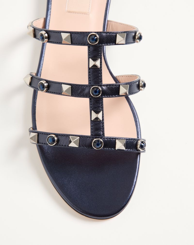 Sandália Slide Rockstud em napa laminada com cabochão