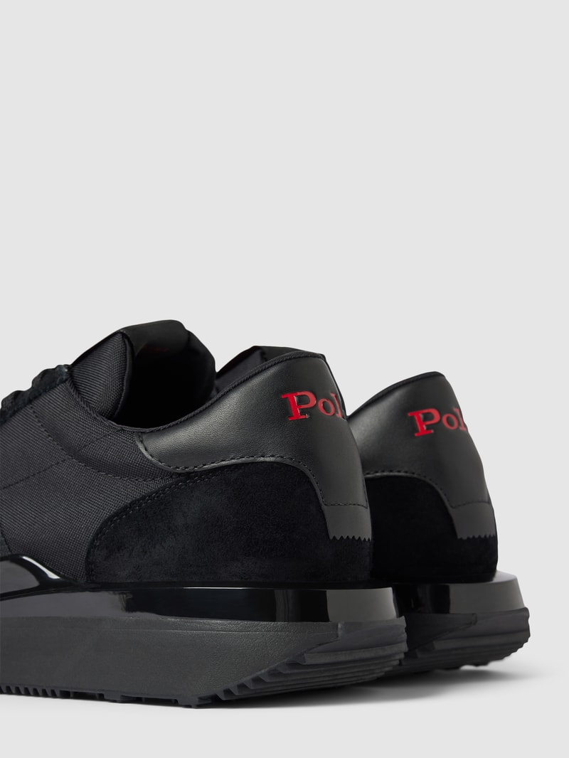 Sneaker mit Label-Details in schwarz