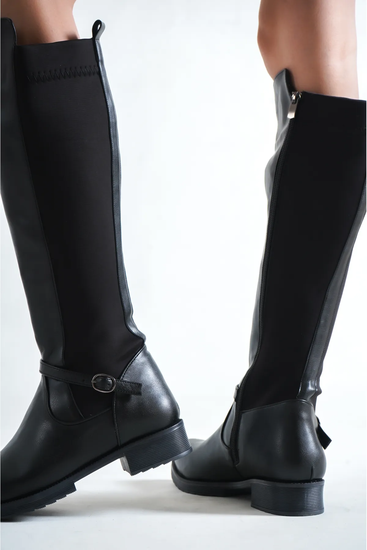 Capone Outfitters  Unterhalb des Knies. Damenstiefel aus Tauchstoff mit Banddetail vorne und seitlichem Reißverschluss