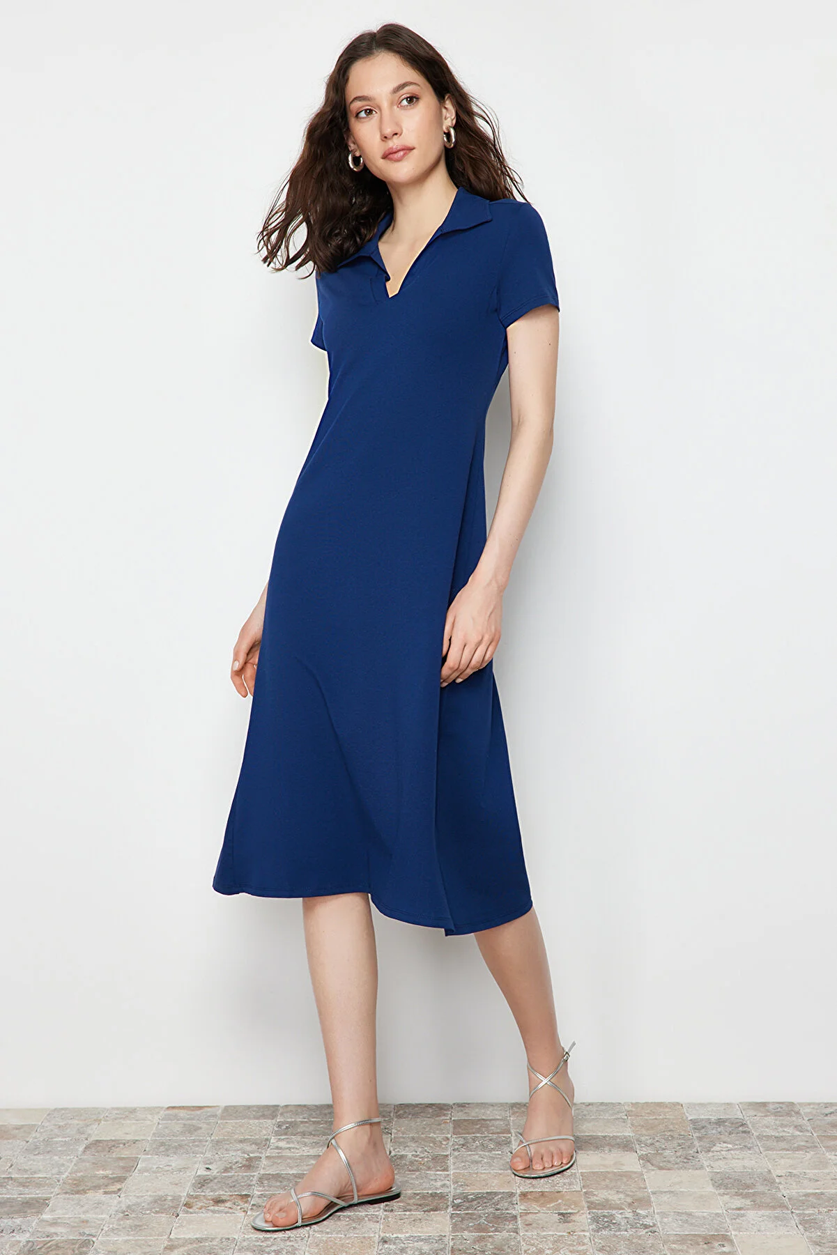 Trendyol Collection  Marineblaues Skater-/Taillen-Strick-Midikleid aus Baumwolle mit Rollkragen und offenem Rollkragen TWOSS24EL00480
