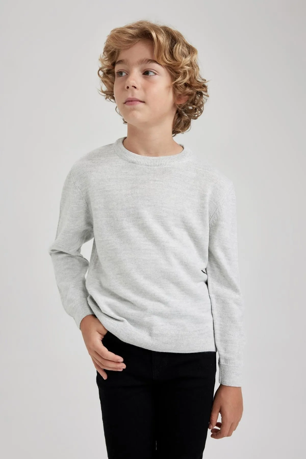 DeFacto  Strickpullover für Jungen mit normaler Passform und Rundhalsausschnitt