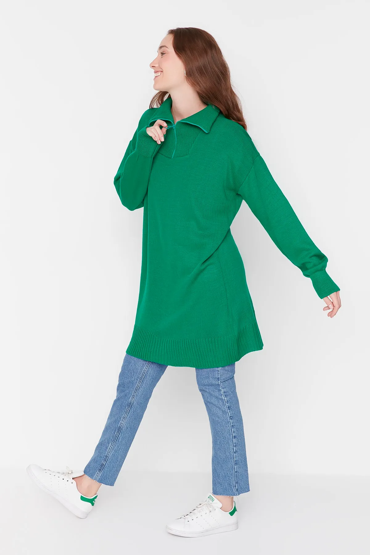 Trendyol Modest  Grüner Strickpullover mit Stehkragen und Reißverschluss TCTAW23KZ00111