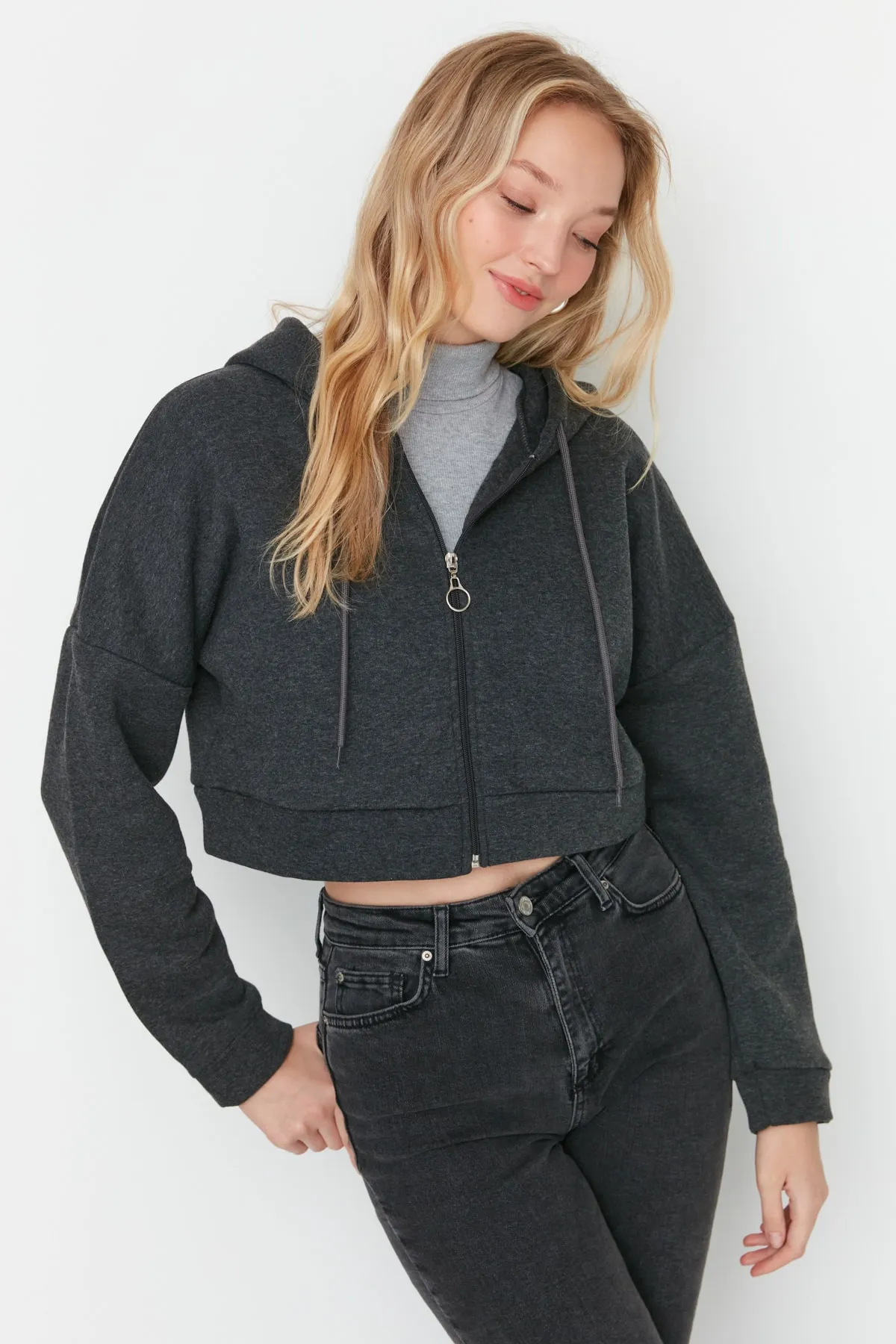 Trendyol Collection  Anthrazitfarbenes Strick-Sweatshirt mit Reißverschluss und Kapuze aus dickem Fleece innen TWOAW23SW00028