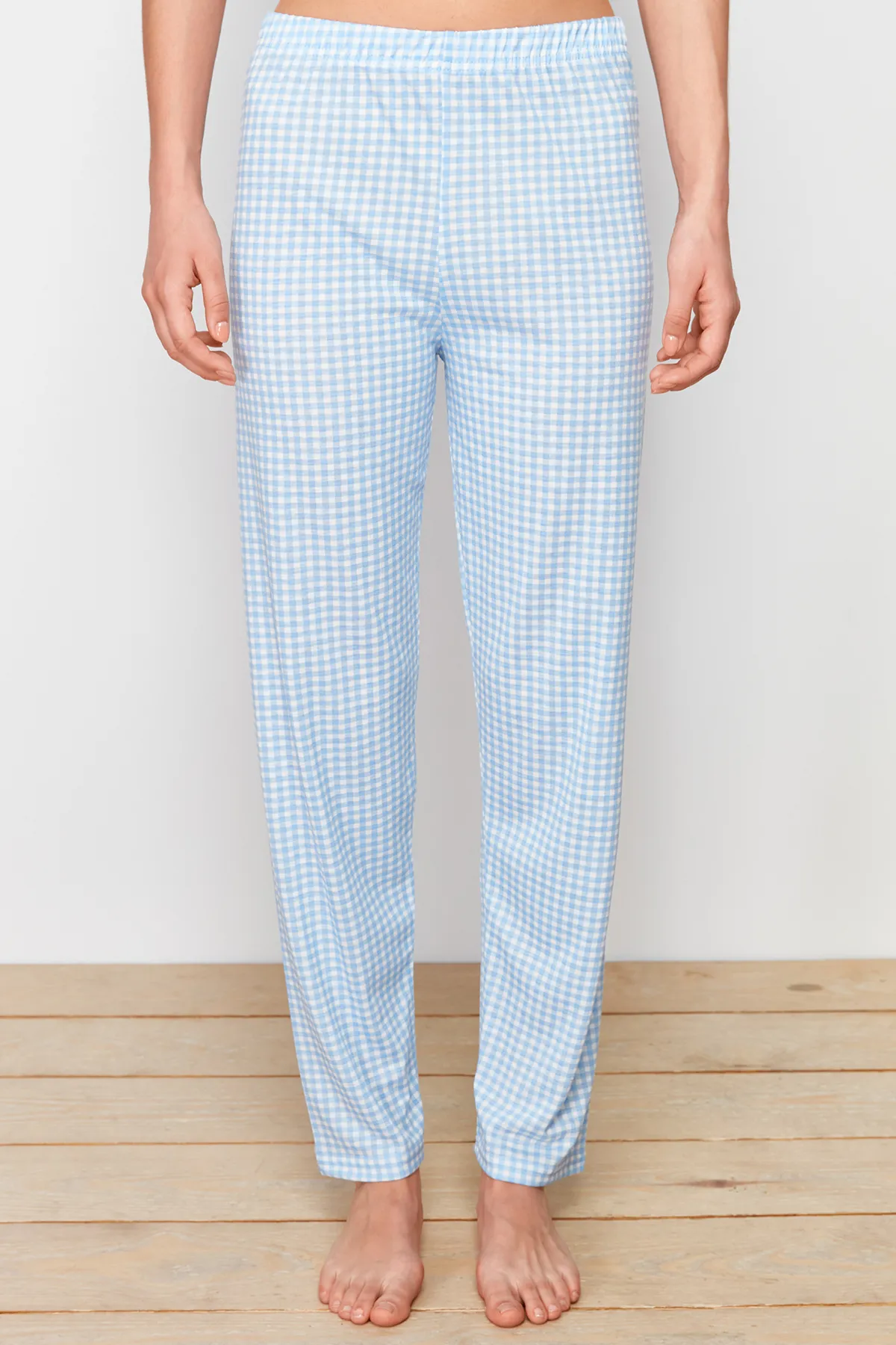 Trendyol Collection  Blaues Pyjama-Set aus Strick mit Gingham-Muster und Slogan-Aufdruck THMSS24PT00364