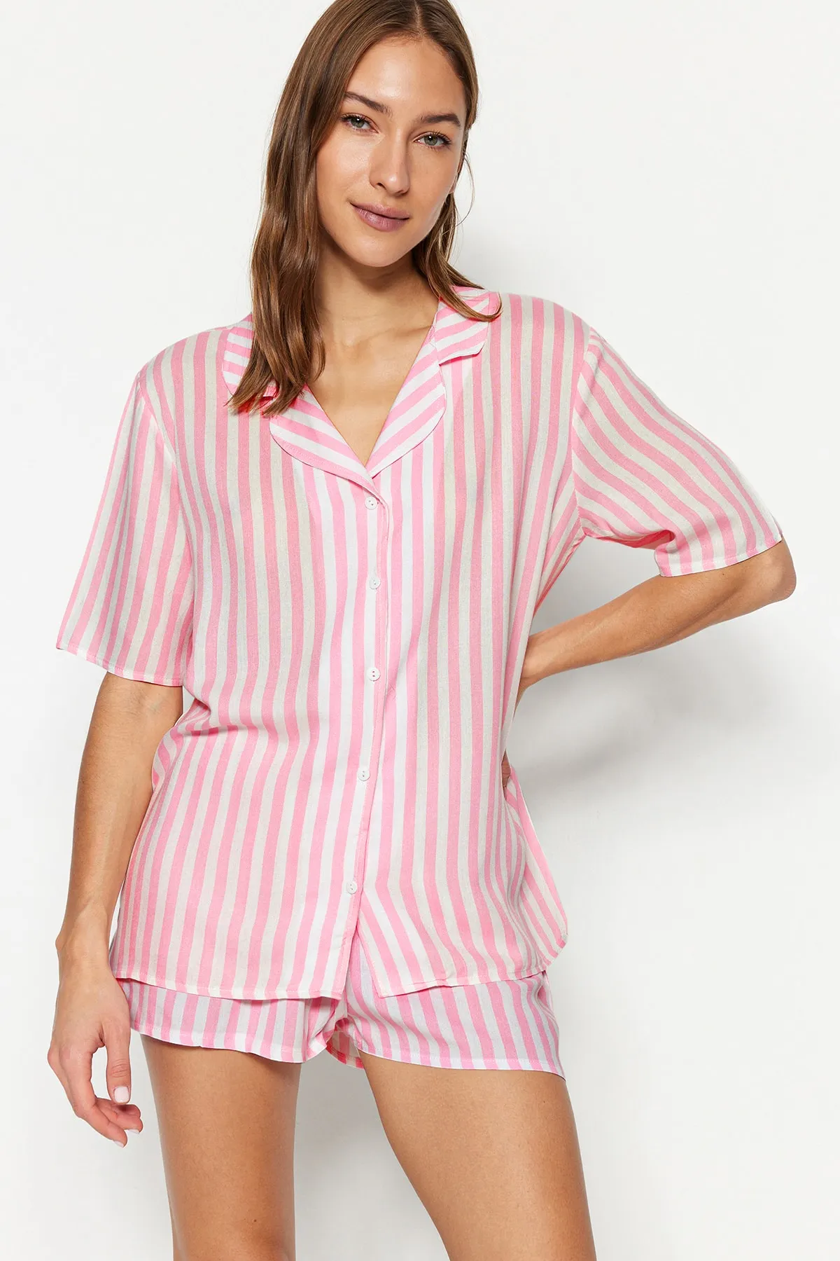Trendyol Collection  Rosa gestreiftes Viskose-Hemd-Shorts-Pyjama-Set mit weitem Schnitt THMSS21PT0179