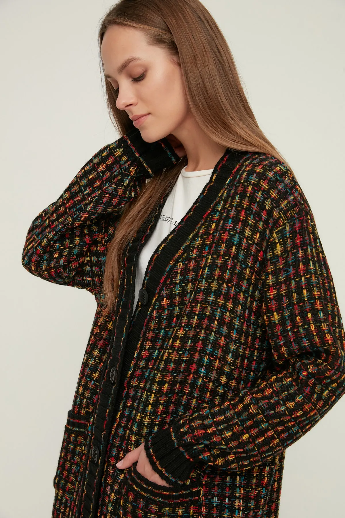 Trendyol Modest  Schwarzer Strick-Cardigan mit V-Ausschnitt TCTAW22TH0144