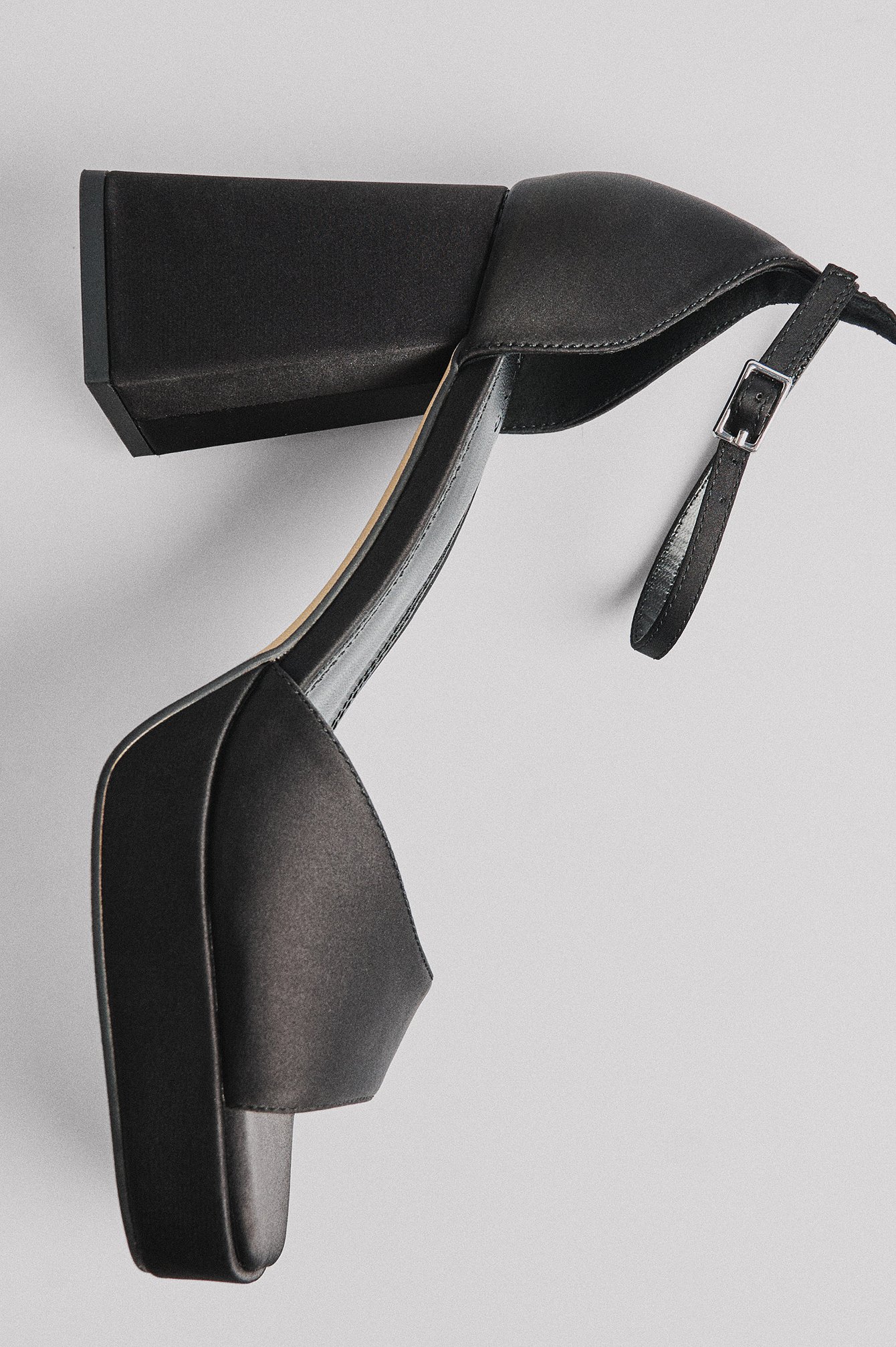 Plateau-High-Heels aus Satin
