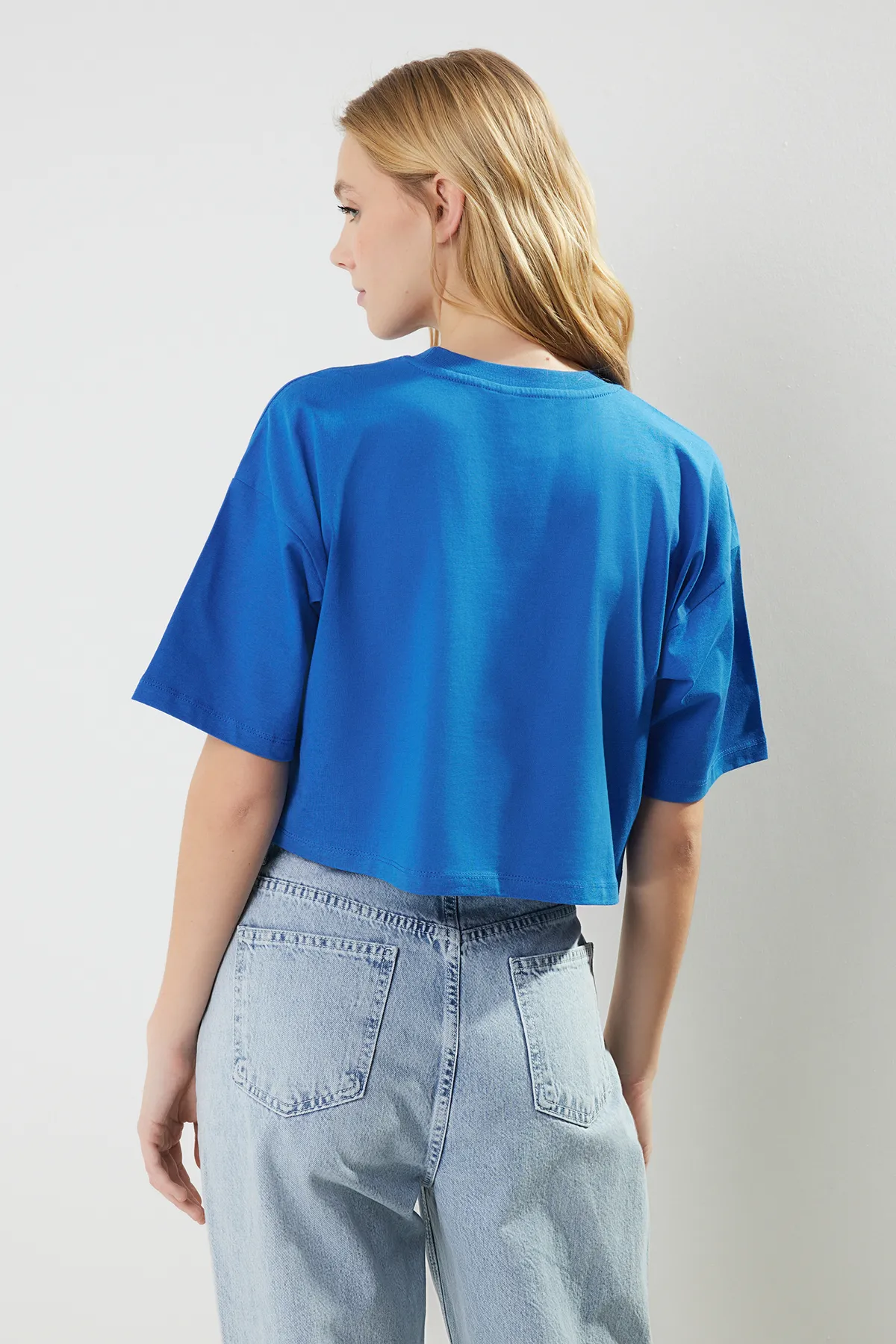 Trendyol Collection  Premium Saks Crop-Strick-T-Shirt aus 100 % Baumwolle TWOSS23TS00038