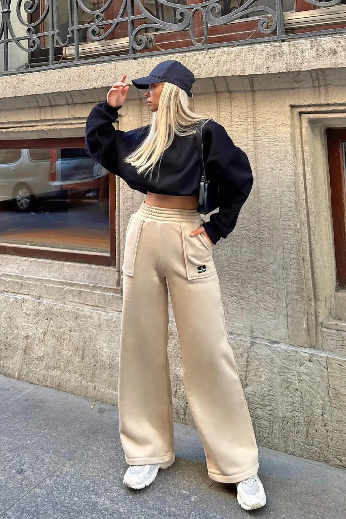 Swist  Beigefarbene Damen-Jogginghose mit hohem Bund und weitem Bein und Emblem