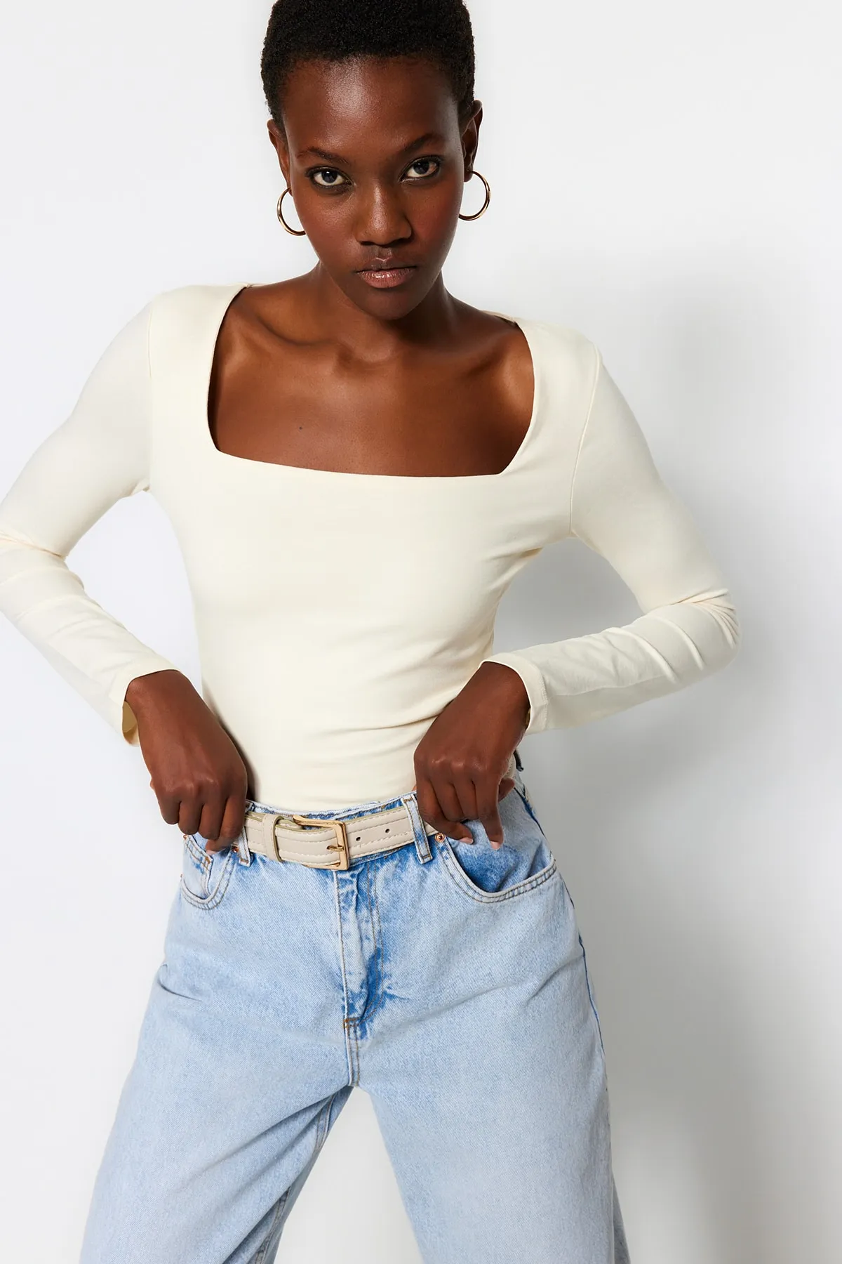 Trendyol Collection  Eng anliegende Strickbluse aus steingrauer, dehnbarer Baumwolle mit quadratischem Ausschnitt TWOAW24BZ00016