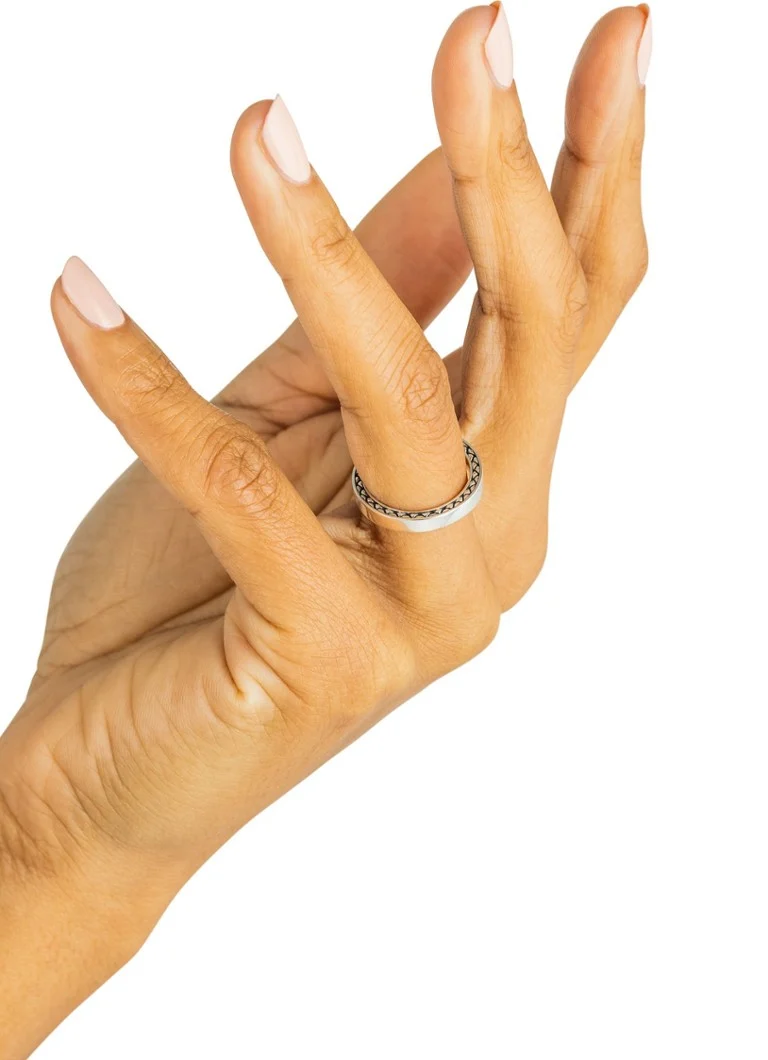 Anello in miniatura d'argento con l'immagine di George Buddha