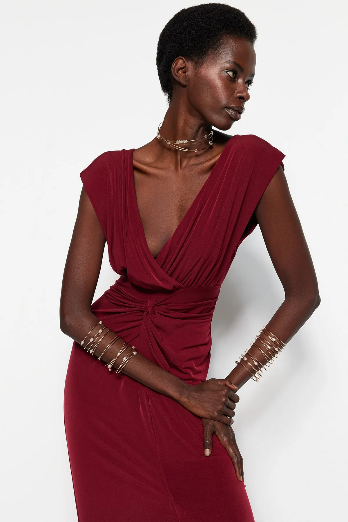 Trendyol Collection  Burgunderrotes, gefüttertes, langes Abendkleid mit Strickpaspelierung TPRSS22AE0034