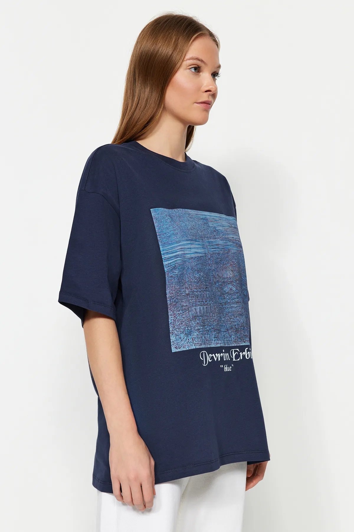 Trendyol Collection  Marineblaues, übergroßes, gestricktes Unisex-T-Shirt mit Devrim-Erbil-Aufdruck TWOSS24TS00017