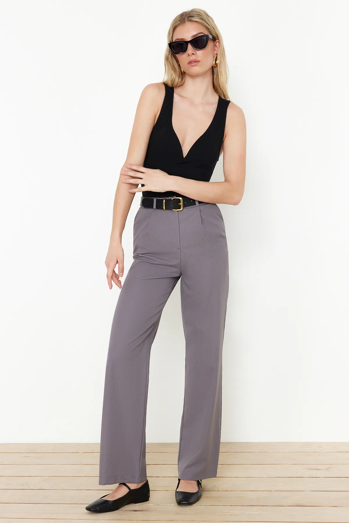 Trendyol Collection  Graue Hose mit weitem Bein/weitem Bein aus Webstoff TWOSS24PL00084