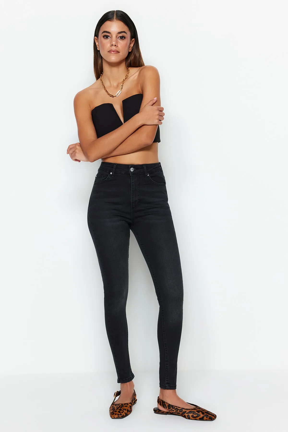Trendyol Collection  Schwarze Skinny Jeans mit Schlankheitseffekt und superhoher Taille TWOSS23JE00080