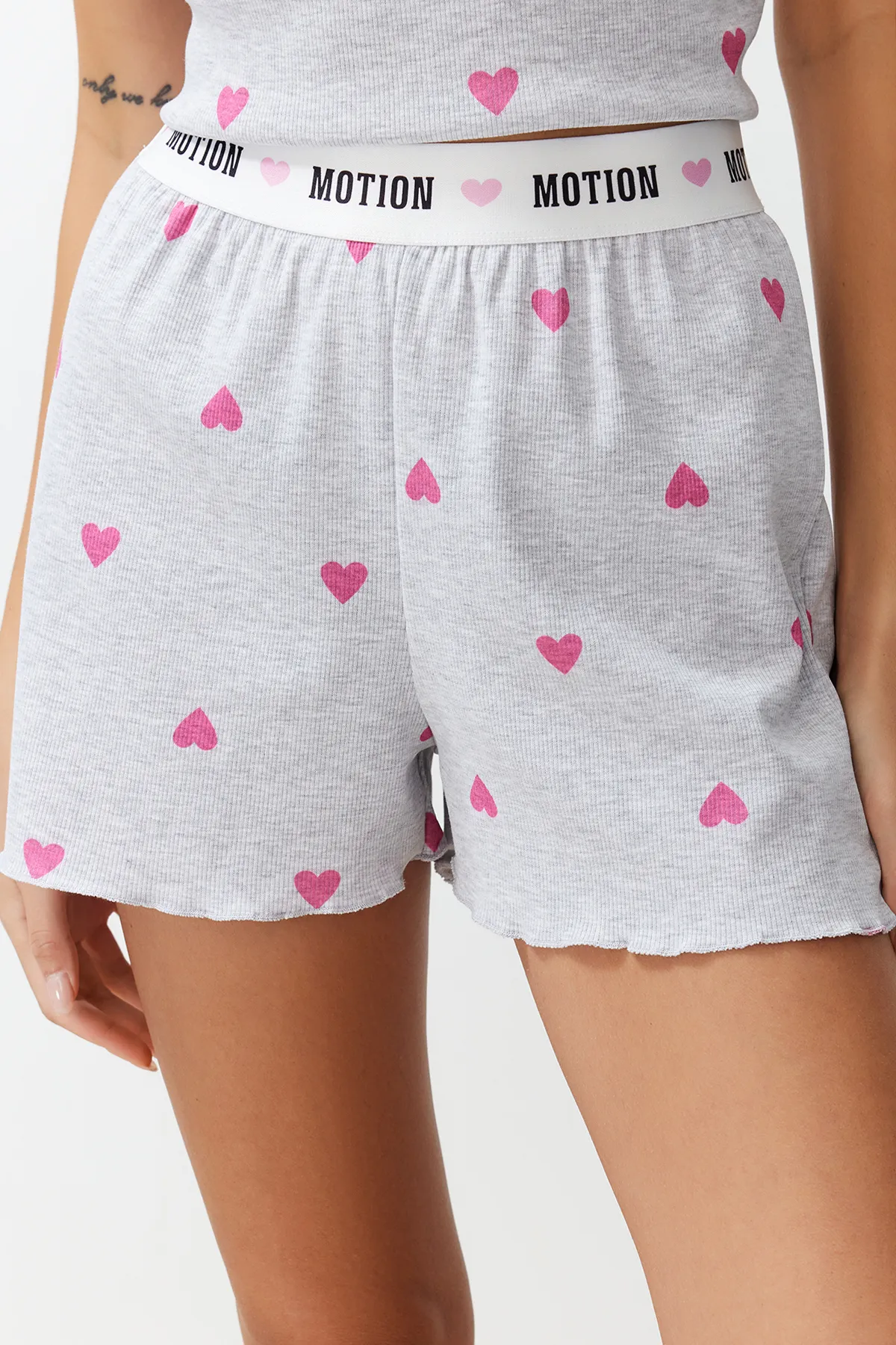 Trendyol Collection  Grau meliertes Pyjama-Set aus geripptem Strick-Pyjama mit bedrucktem Gummi und Herz-Slogan THMSS24PT00220