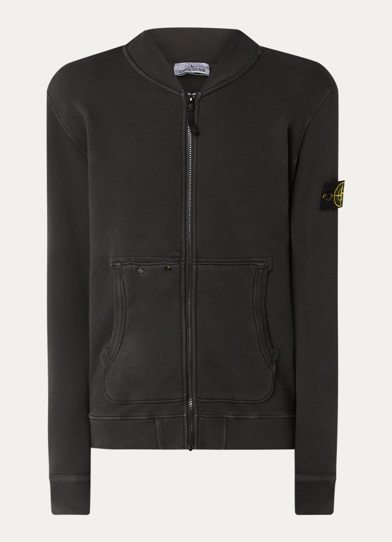 Hanorac Stone Island 65241 cu logo și buzunare laterale.