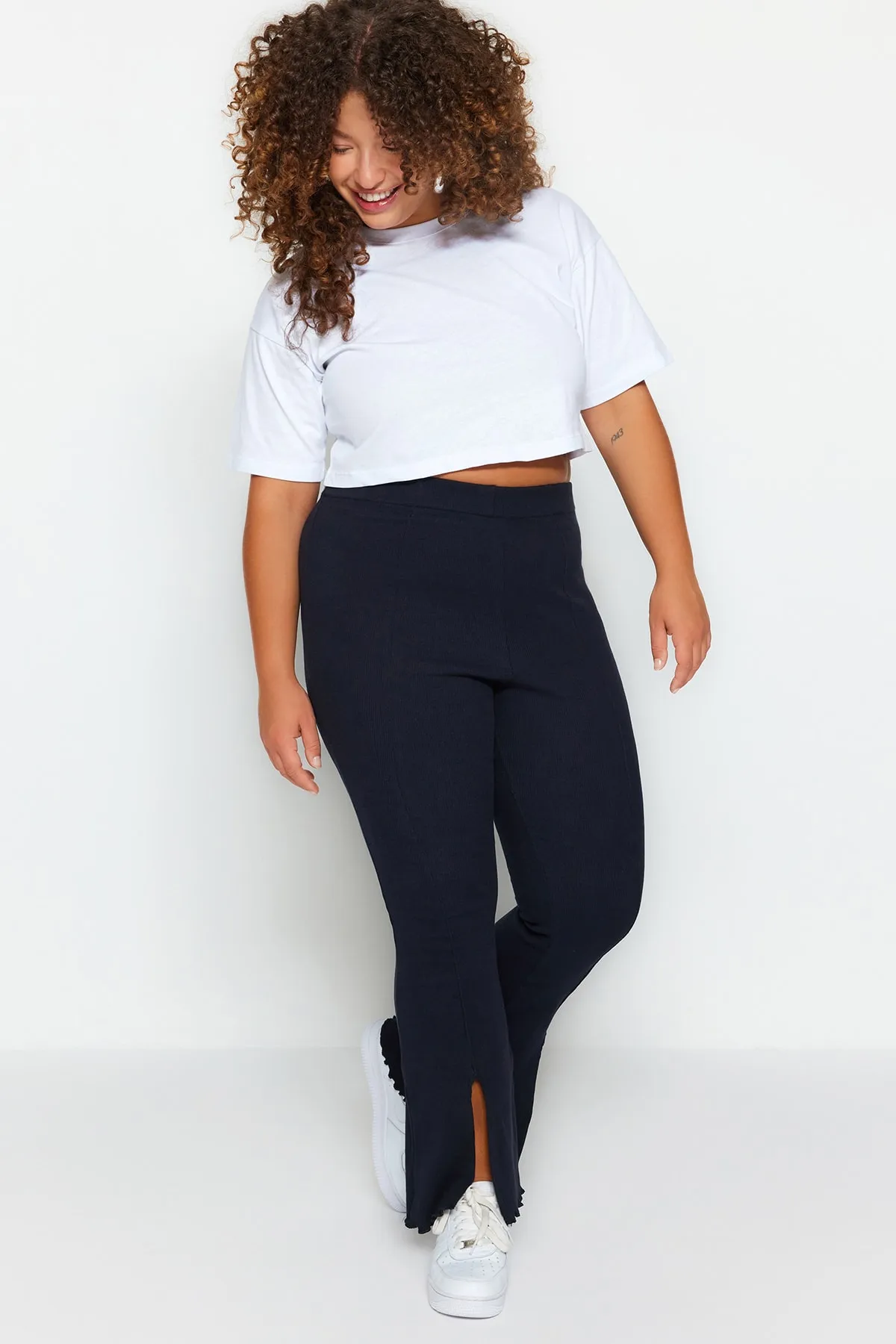 Trendyol Curve  Marineblaue Strickhose mit hohem Bund und Schlitz und spanischen Beinen TBSSS23AR00020