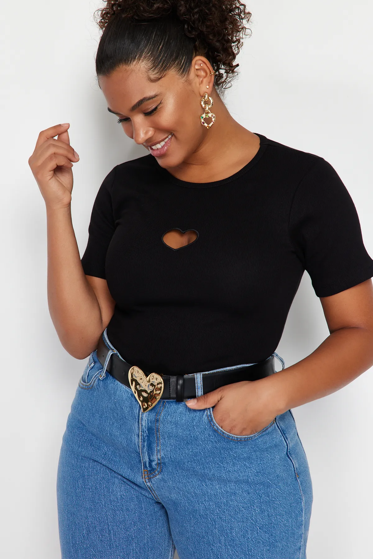 Trendyol Curve  Schwarzes, geripptes Strick-T-Shirt mit herzförmigem Ausschnitt TBBSS24BF00006
