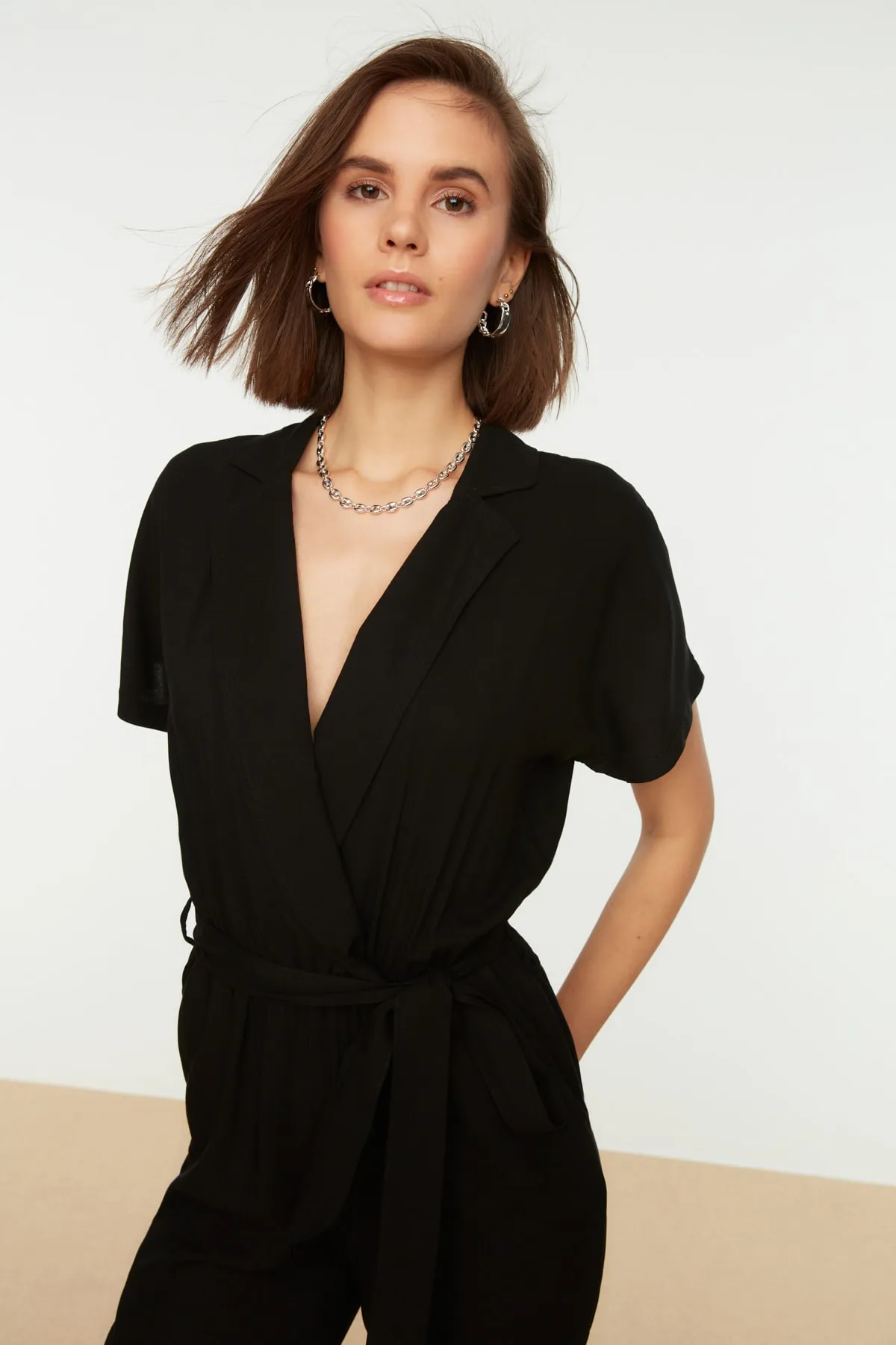 Trendyol Collection  Schwarzer, gewebter Jumpsuit mit zweireihigem Kragen und Schnürung und detailliertem Ausschnitt TWOSS19LJ0158