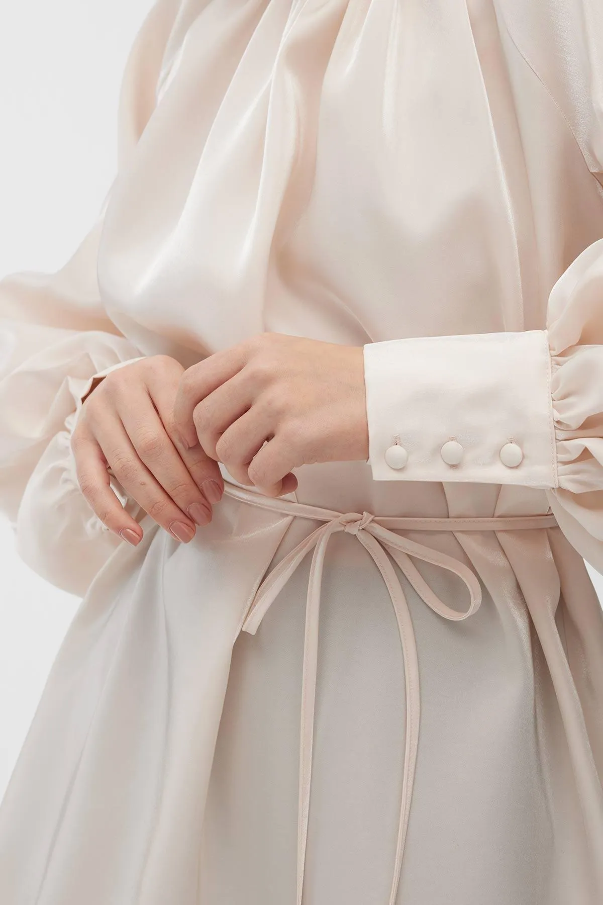 Manuka  Dünnes Abendkleid mit Gürtel und Tunika in Puder