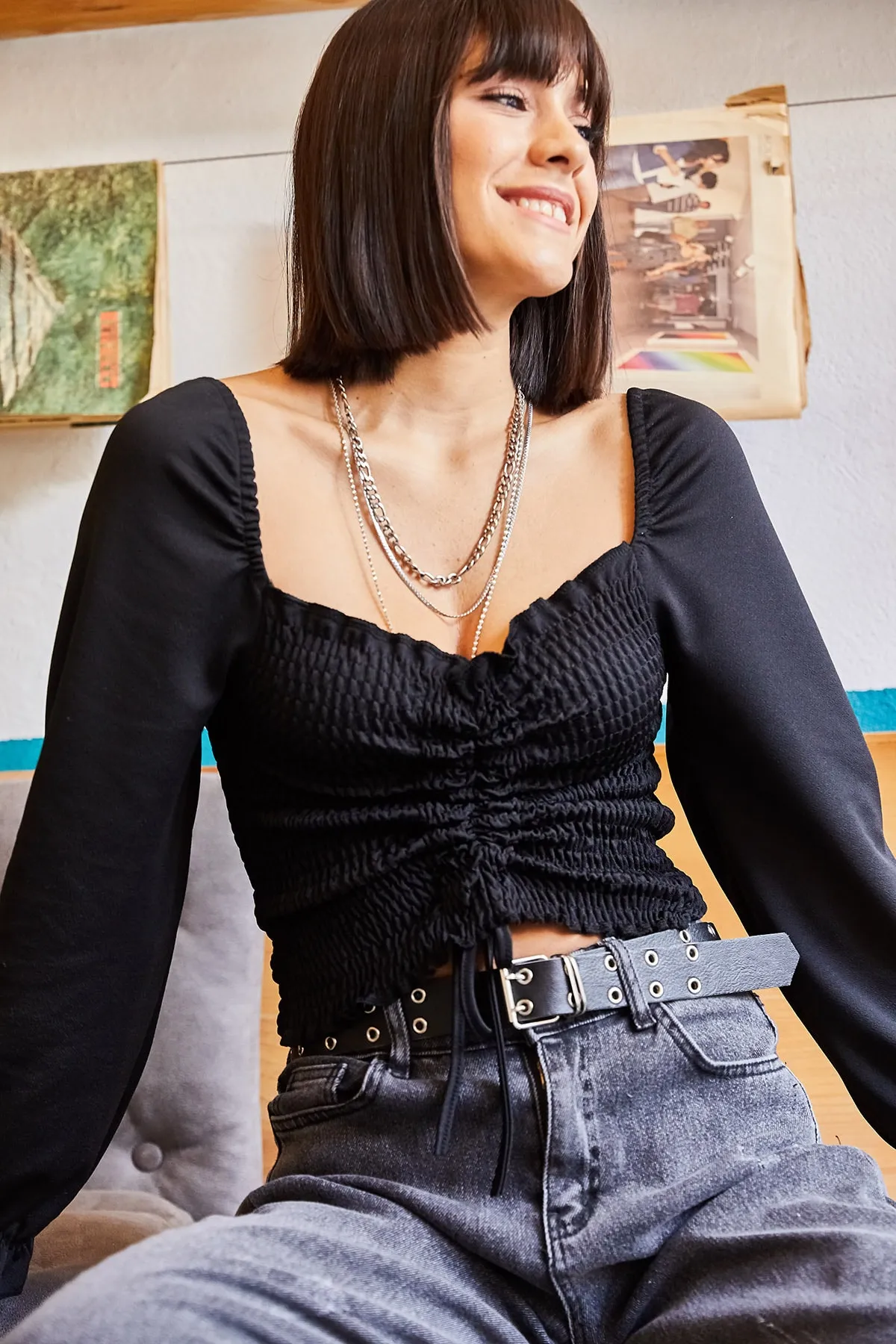 Olalook  Schwarze Damen-Strickbluse mit geraffter Vorderseite BLZ-19001183