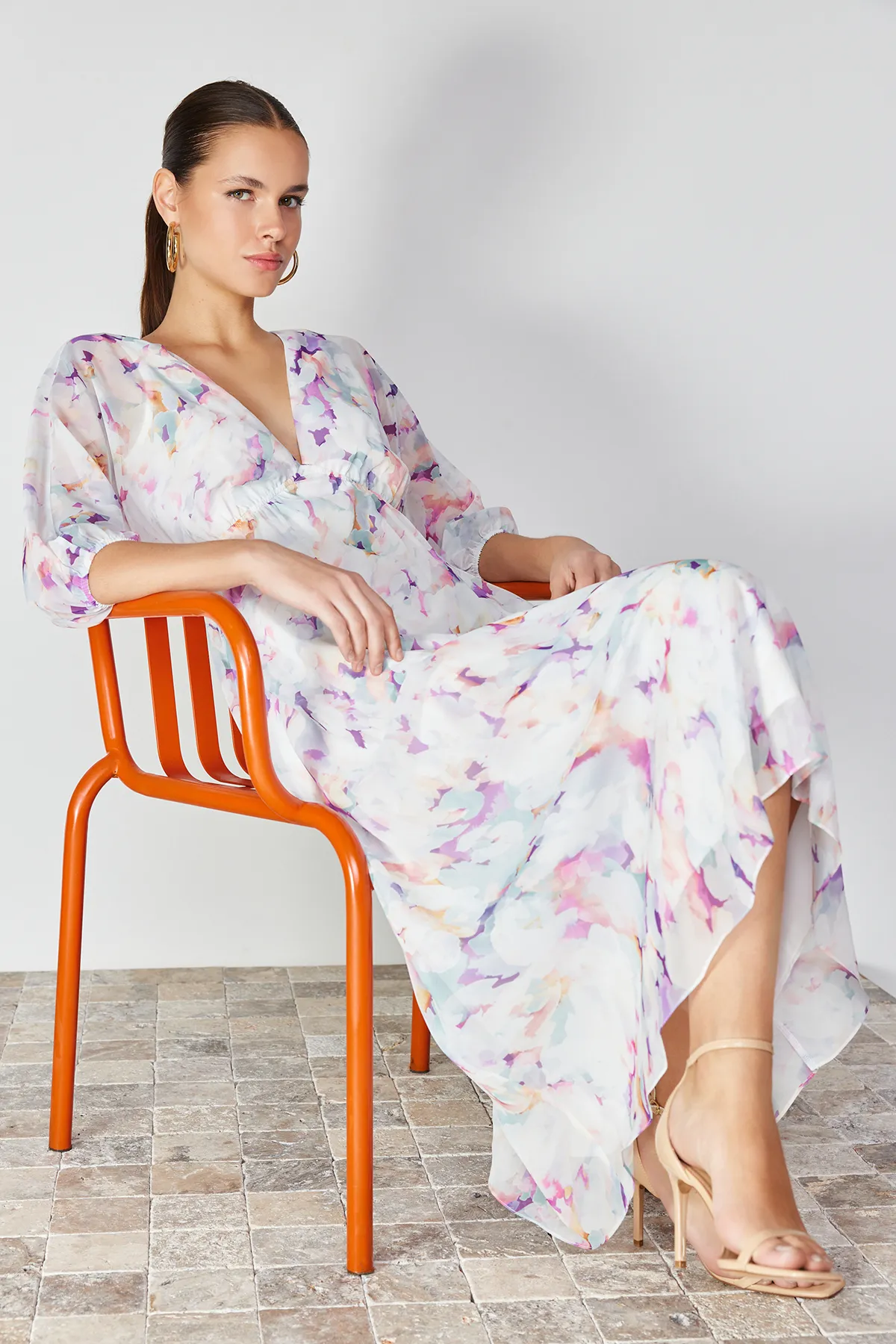 Trendyol Collection  Ecru, abstrakt gemustertes A-Linien-Maxikleid aus Chiffon mit Futter TWOSS24EL00611