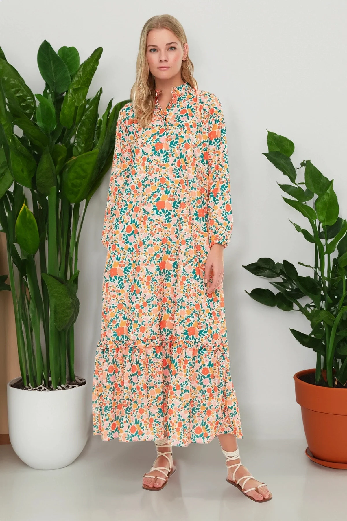 Trendyol Modest  Oranges, florales, gewebtes Kleid mit halber Knopfleiste und Rüschenspitze, gefüttert TCTSS21EL3353