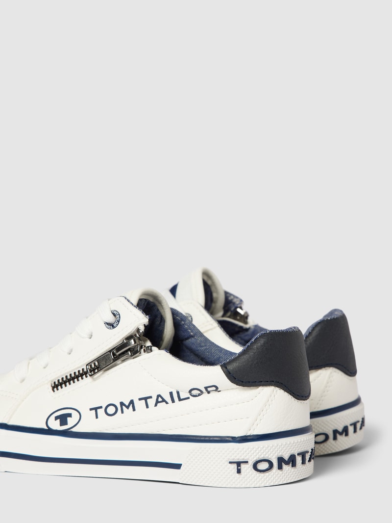 Sneaker mit Label-Details in weiß