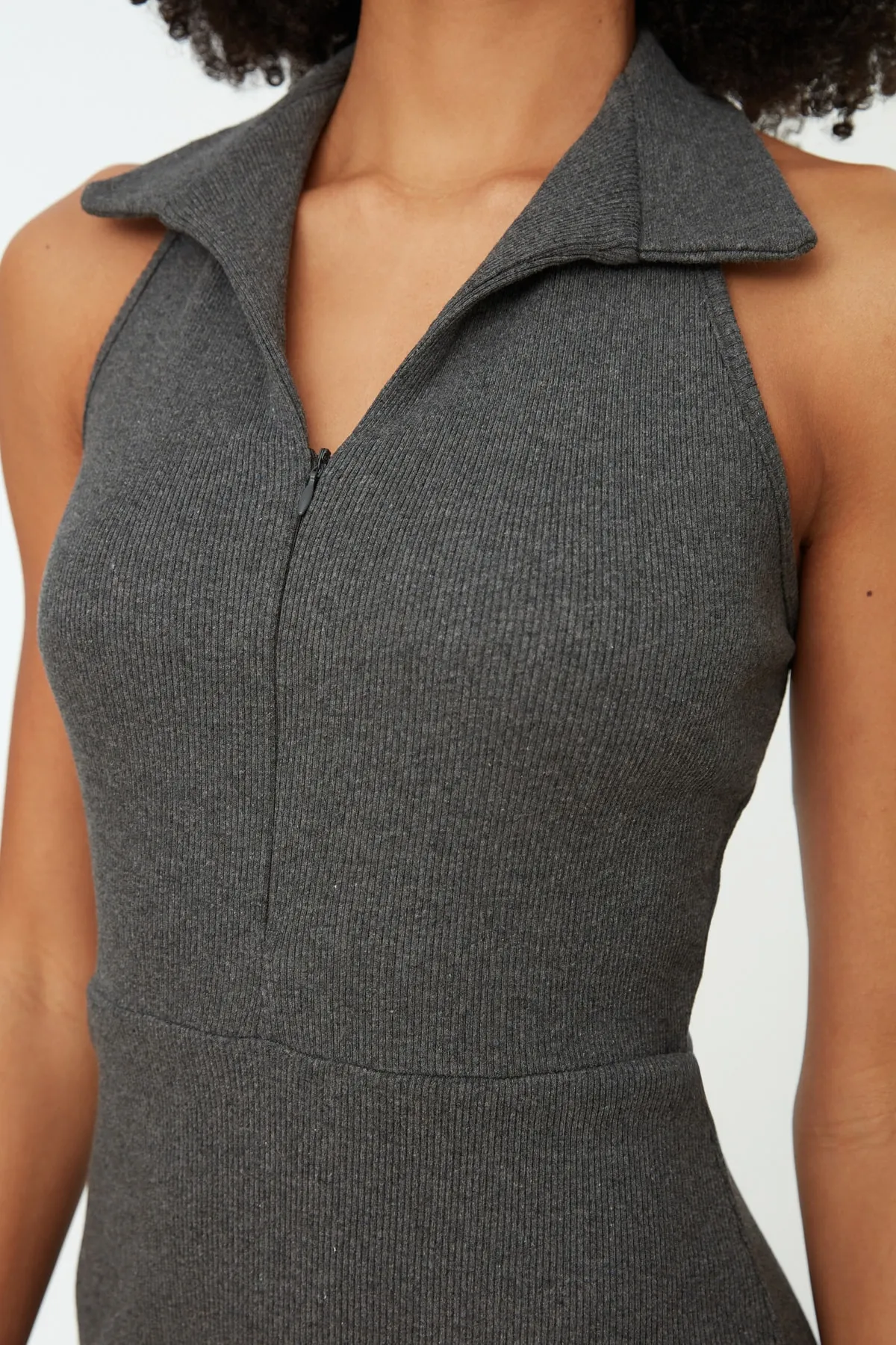 Trendyol Collection  Anthrazitfarbenes, tailliertes Mini-Bleistiftkleid mit Rollkragen und geripptem flexiblem Strick TWOSS22EL1981