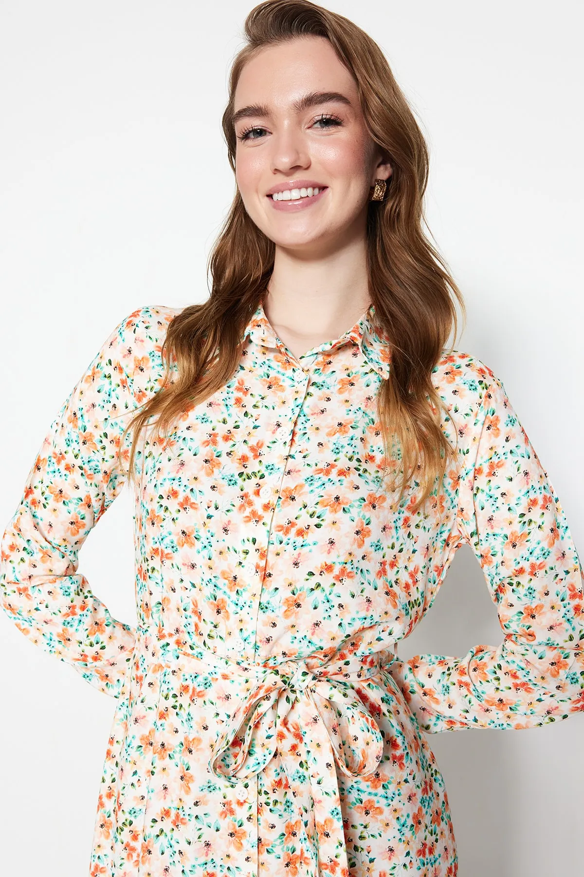 Trendyol Modest  Ecrufarbenes Hemdblusenkleid aus 100 % gewebter Viskose mit Blumenmuster und Gürtel TCTSS21EL3445